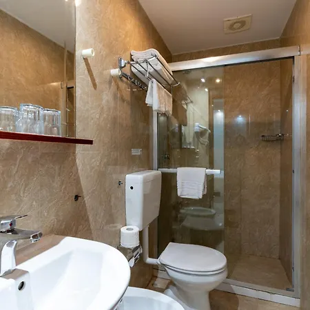 Leone D'oro - Close To Piazza Vittorio Pensionat
